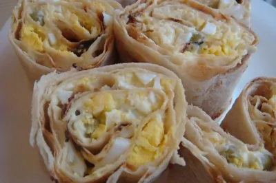 Рулетики из лаваша с сырным соусом