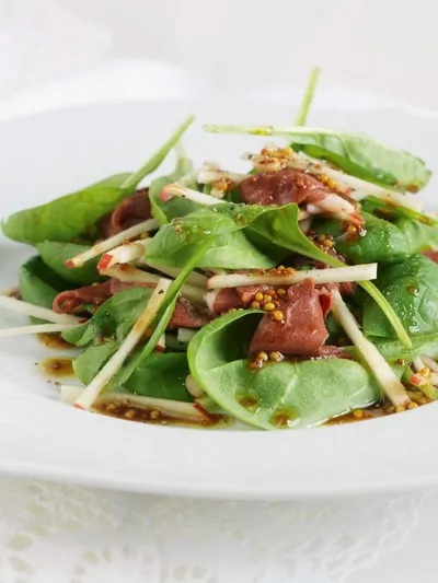 Салат с копченой утиной грудкой, шпинатом и яблоками