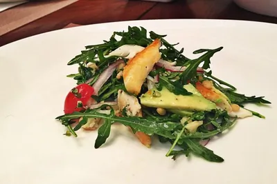 Пряная руккола с камчатским крабом