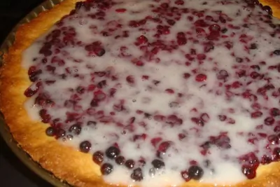 Пирог с брусникой и сметанный кремом