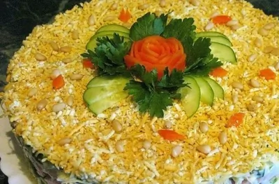 Салат с курицей, яблоком, черносливом и грецкими орехами
