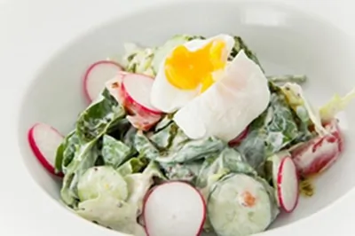 Весенний салат с редисом и яйцом пашот