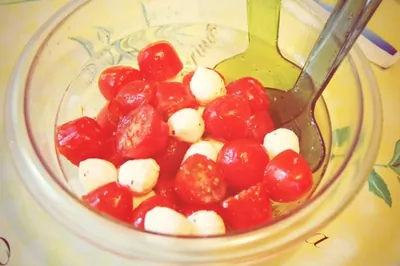 Простой салат из помидоров и феты