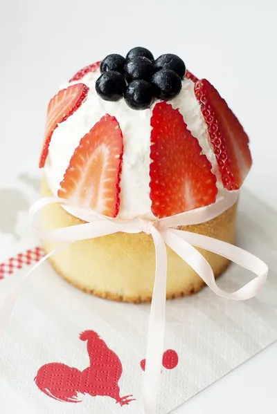 Ванильный пасхальный кулич с ягодами