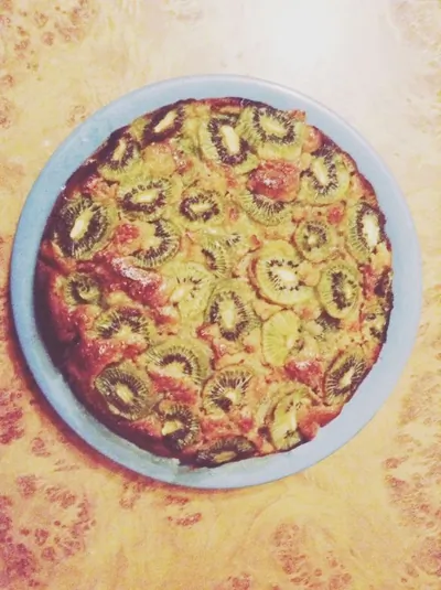 Пирог с киви, яблоками и грецкими орехами