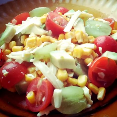 Салат из авокадо с помидорами черри и виноградом