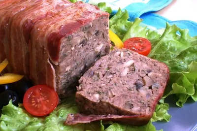 Террин из телятины с грибами и беконом