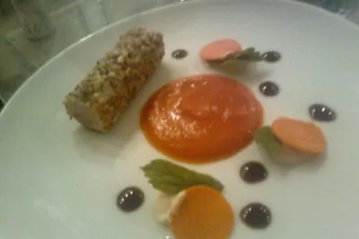 Ролл из свинины с креветкой, в панировке из трав и орехов, с пюре из сладкого картофеля