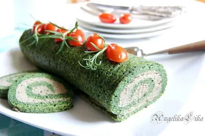 Рулет из шпината с печеночным паштетом