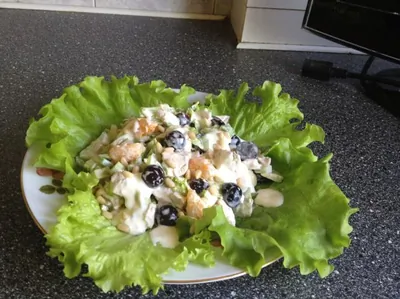 Куриный салат с авокадо и виноградом