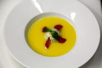 Холодный ананасово-кокосовый суп с мороженным из базилика