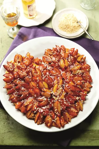 Фруктовое сердце со сливами