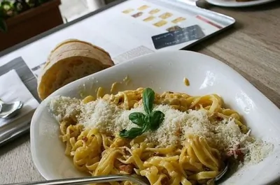 Паста карбонара с копченой грудинкой