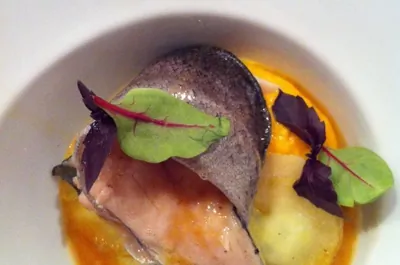 Форель речная с морковным пюре и яблочными равиоли