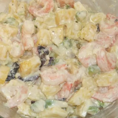 Салат из королевских креветок с ананасом и пармезаном