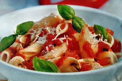 Паста с томатным соусом, оливками и каперсами