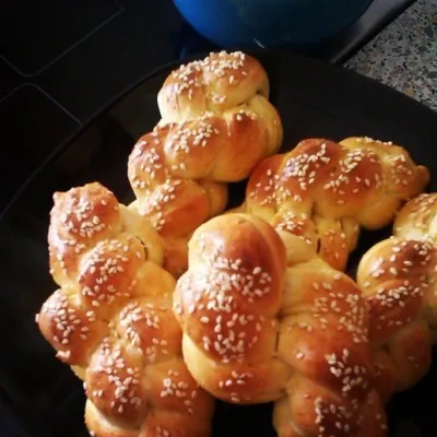 Плетеные булочки с кунжутом