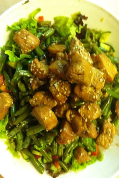 Теплый салат с индейкой и фасолью