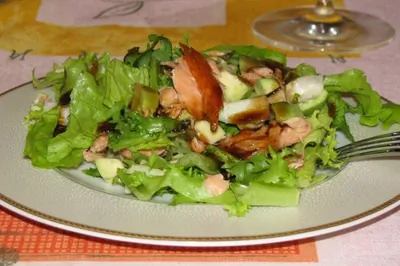 Салат с лососем и авокадо