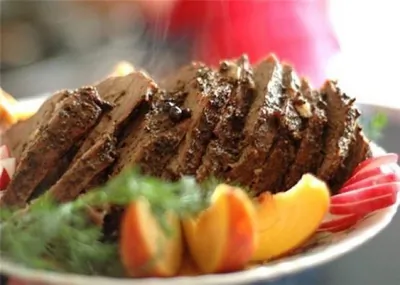 Рулет из оленины с черносливом и грецкими орехами