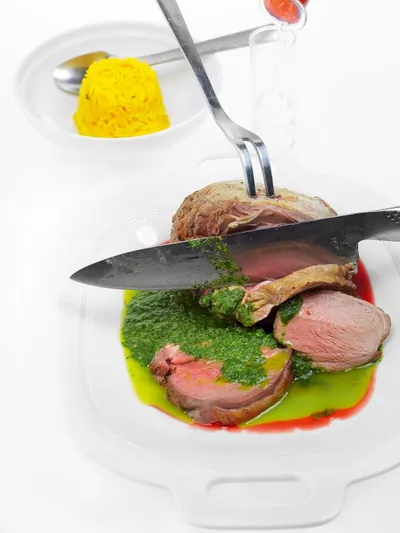 Баранья нога с зеленым соусом