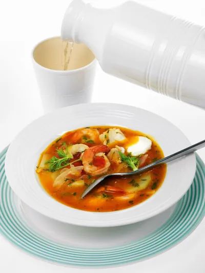 Суп из помидоров, фенхеля, трески и креветок