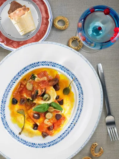 Теплый домашний сыр в соусе из помидоров и оливок