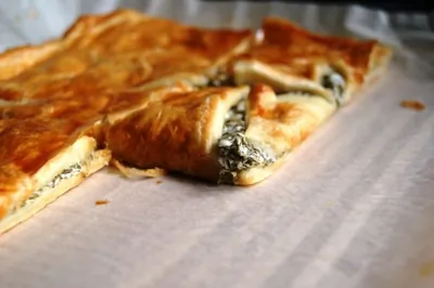 Пирог со щавелем и козьим сыром