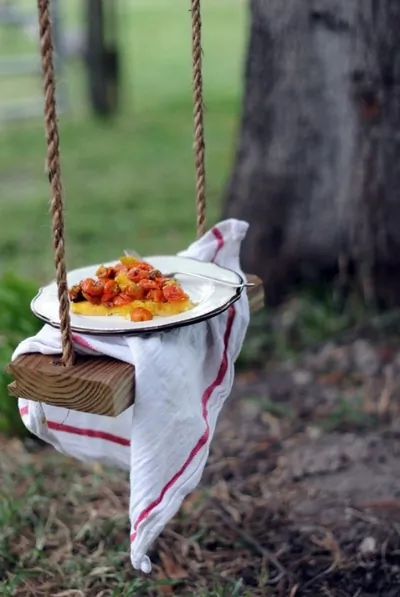 Полента с томатным соусом и базиликом