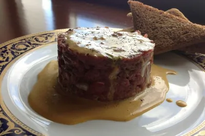 Тартар из говядины с заправкой винегрет из желтков