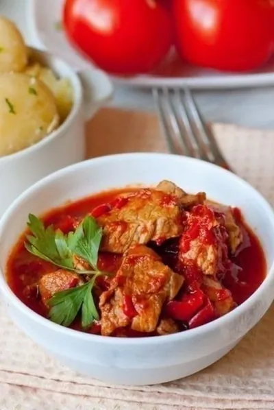 Свинина, тушеная со сладким перцем