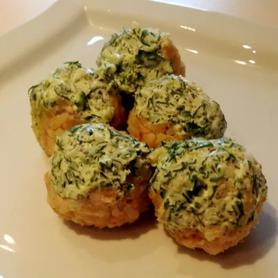 Легкие куриные тефтели на пару со сметанно-чесночным соусом