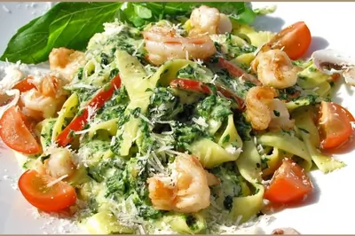 Зеленые феттучини с креветками и шпинатом в сливочном соусе