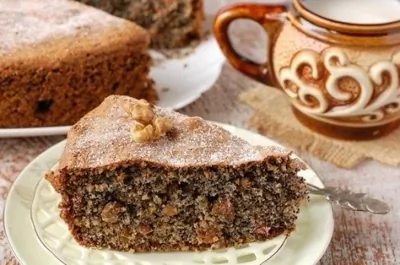 Быстрый пирог с орехами и изюмом