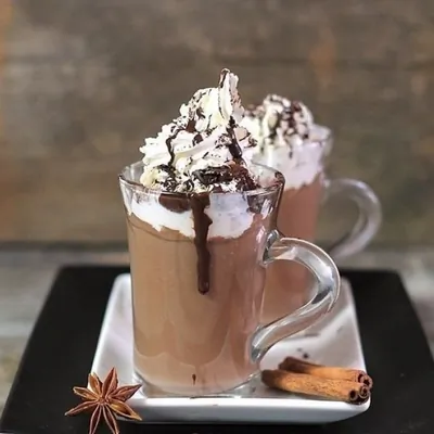 Горячий шоколад со специями и сливками