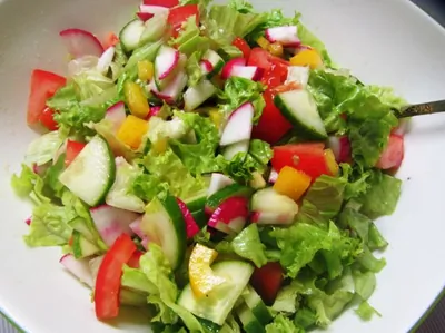 Салат «Трейсерский» с помидорами и редисом