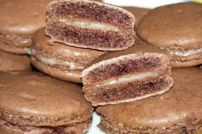 Шоколадные пирожные макароны