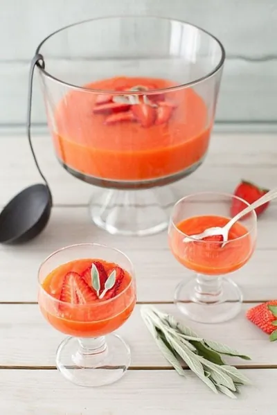 Клубничный суп с мятой