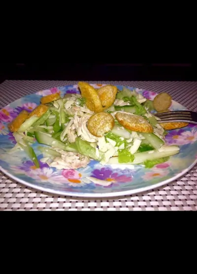 Хрустящий салат с курицей, красным луком и сухариками