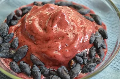 Мягкое банановое мороженое с ягодами жимолости