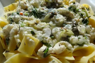 Паппарделле с соусом из белой рыбы, рокфора и шпината