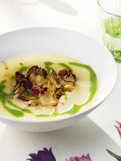 Картофельно-чесночный суп с щавелевым песто