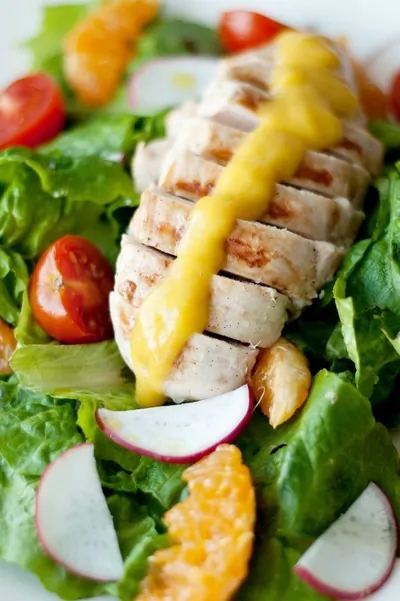 Салат с куриной грудкой и манговой заправкой
