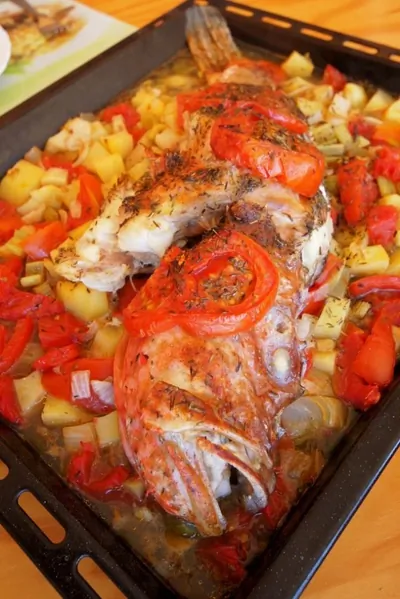 Рыба-скорпион, запеченная с овощами