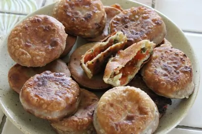 Пирожки с помидорами, творогом и козьим сыром