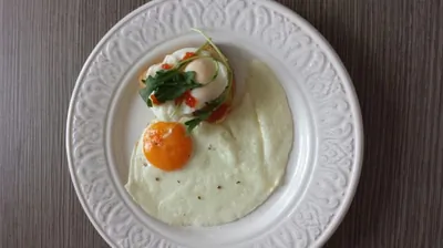 Яйца пашот на тостах с красной икрой и рукколой