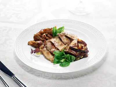 Цесарка с лисичками, белыми грибами и муссом из пастернака