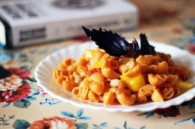 Паста томатная с креветками и овощами