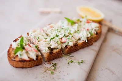 Брускетта с крабом