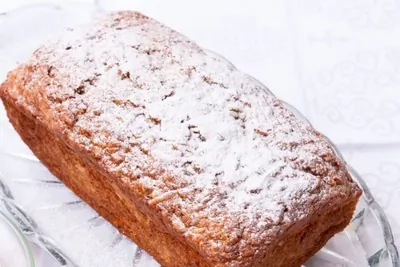 Кекс с кленовым сиропом и яблоками